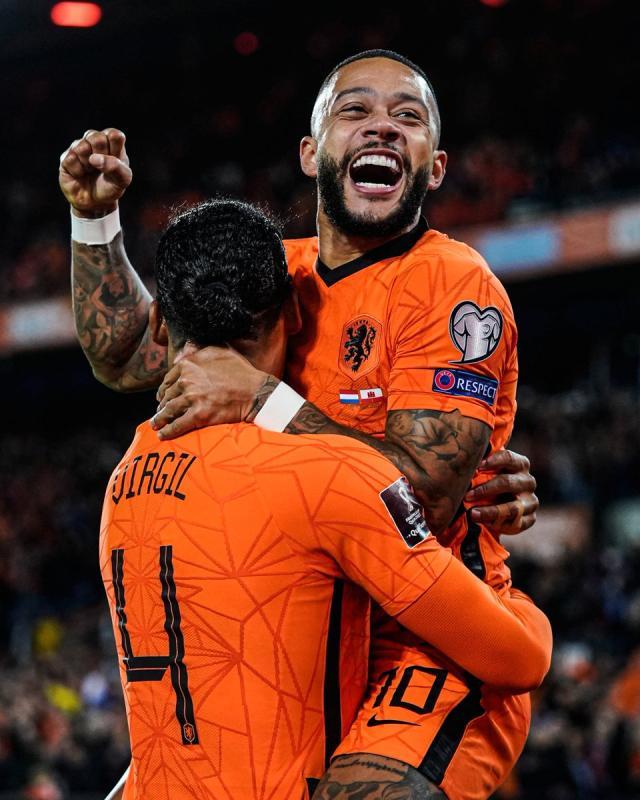 1633996383371093879.jpg FBcQUdpXIAcl_b_.jpg