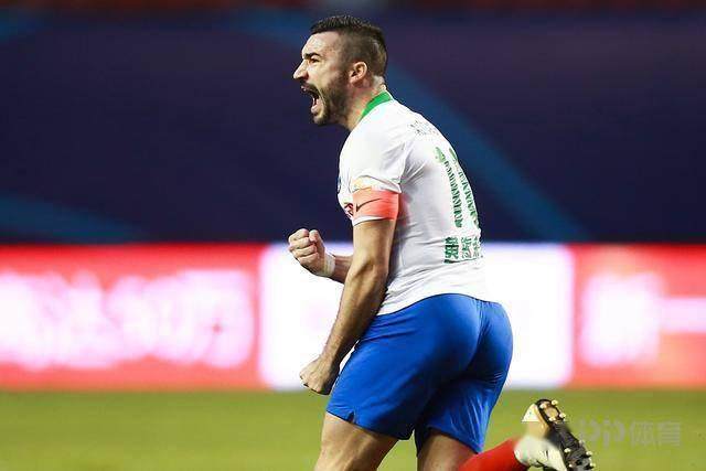 v体育-鸭梨低迷失点！青岛3连败0进球 滑向榜尾难阻挡