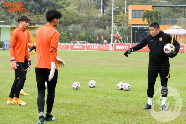 v体育官网-李雷雷：我不是严厉的教练 好的门将教练脚法都好